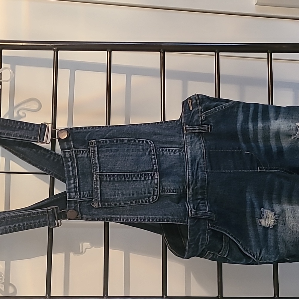 Dollhouse overall jean bibs adjustable straps.Side zipper and button worn twice